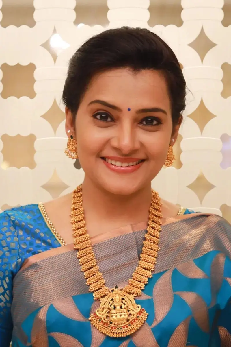 SRUTHI RAJ WEARING BEAUTIFUL EARRING JEWELLERY BLUE SAREE